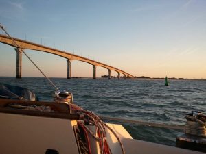 Kelone voilier près du pont de l'ile de ré