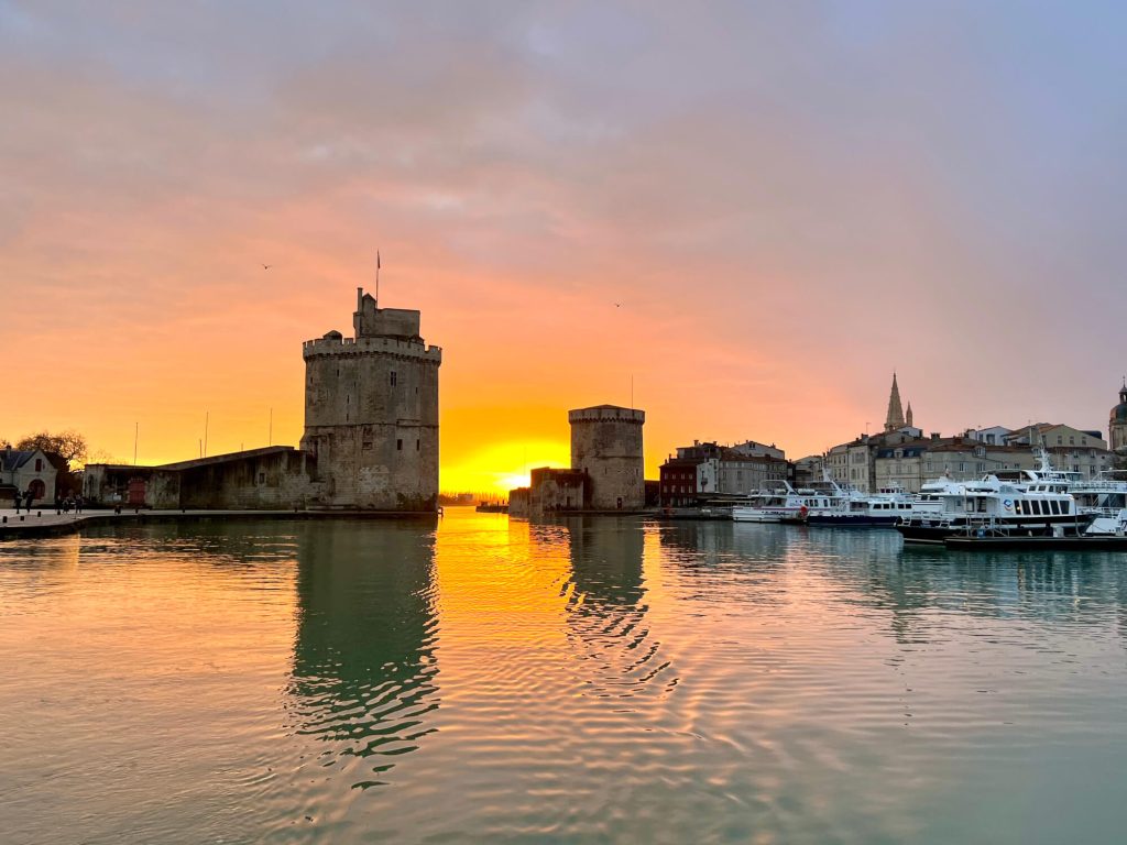 Apéro en bateau à La Rochelle devant un coucher de soleil - voilier Kelone