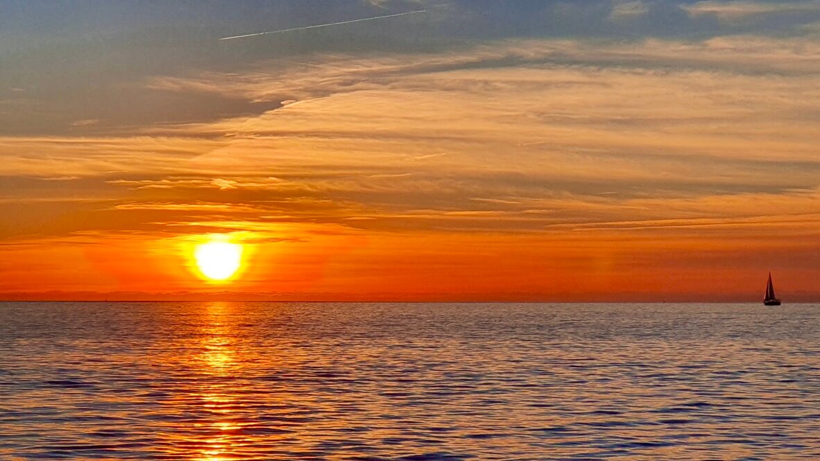 Couché de soleil depuis le voilier Kelone par Tom Sweeney