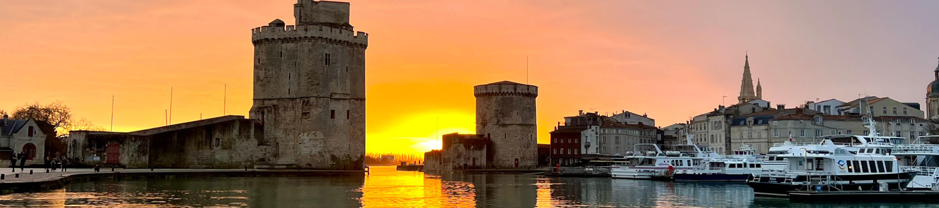 Apéro en bateau à La Rochelle devant un coucher de soleil - voilier Kelone